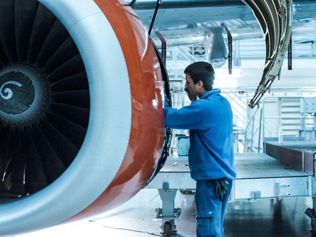 Laserowe czyszczenie w przemyśle lotniczym: bezpieczeństwo i efektywność